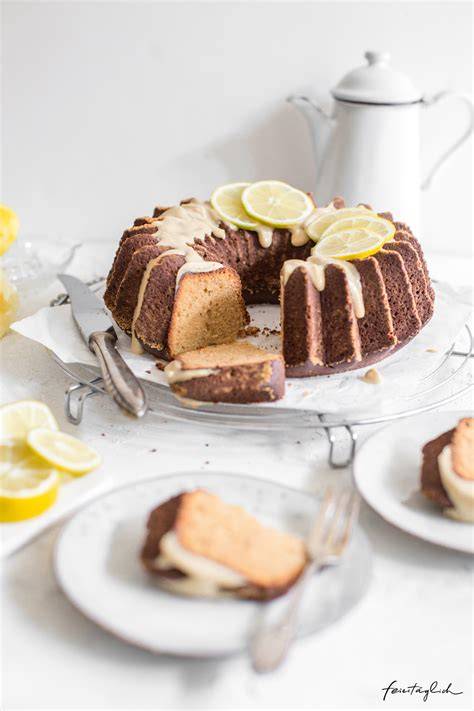 Saftiger Zitronen-Olivenöl-Kuchen angeschnitten