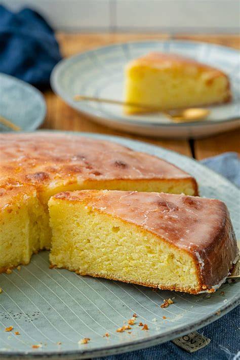 Saftiger Zitronen-Rührkuchen in der Springform mit Zuckerguss