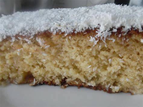 Saftiger brasilianischer Kokoskuchen Bolo de Cocada