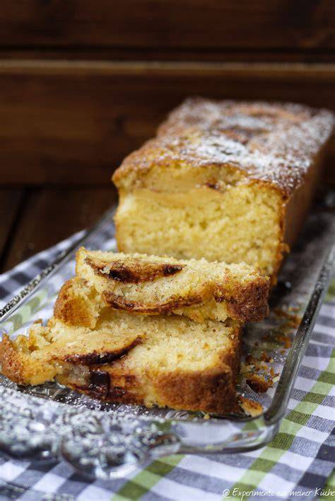 Saftiger veganer Apfelkuchen in Kastenform mit Zimtstreuseln auf Holzbrett