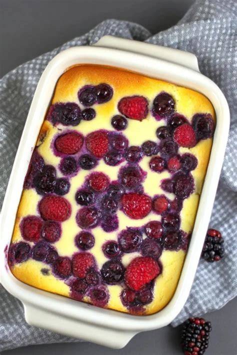 Sago-Pudding mit Beeren und Meringue-Crunch