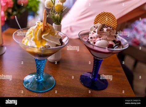 Sahne auf Eisbecher und Waffel als Vergleich