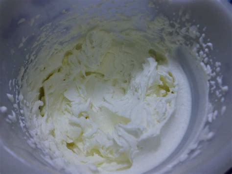 Sahne mit Vanillezucker steif geschlagen in Rührschüssel