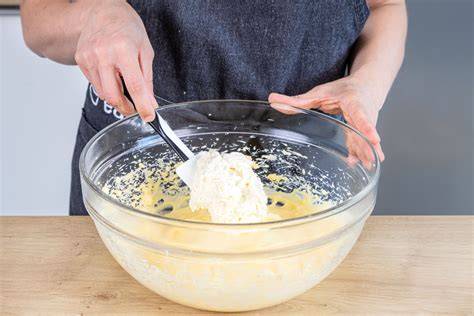 Sahne unterheben in Joghurtcreme, Zubereitungsschritt für die Torte