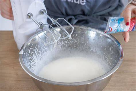 Sahne wird unter Kokoscreme gehoben