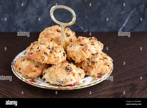 Sahne-Ananas-Kokos-Bällchen auf Servierteller
