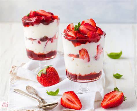 Sahne-Quark-Creme mit frischen Erdbeerstücken