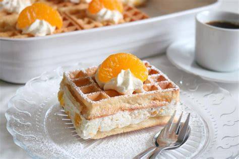 Sahne-Waffeln mit Puderzucker