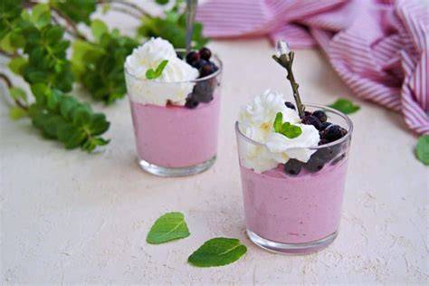 Sahnepudding in Gläsern mit Beeren