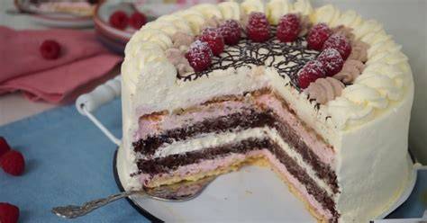 Sahnetorte angeschnitten mit Kalorienangaben