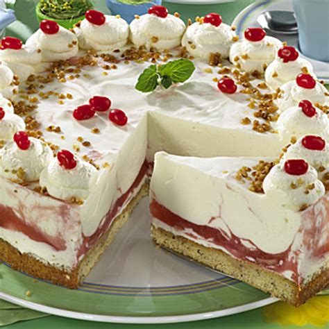 Sahnetorte mit Apfelpudding-Schicht und Mohnboden