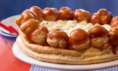 Saint-Honoré Torte Gesamtansicht mit karamellisierten Windbeuteln