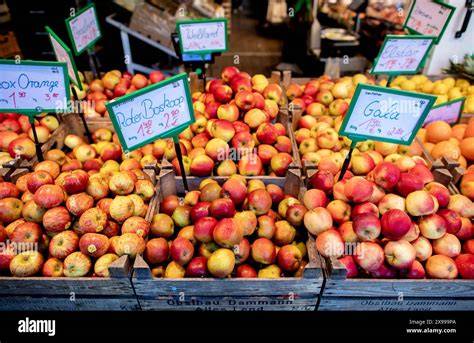 Saisonale Äpfel auf dem Wochenmarkt