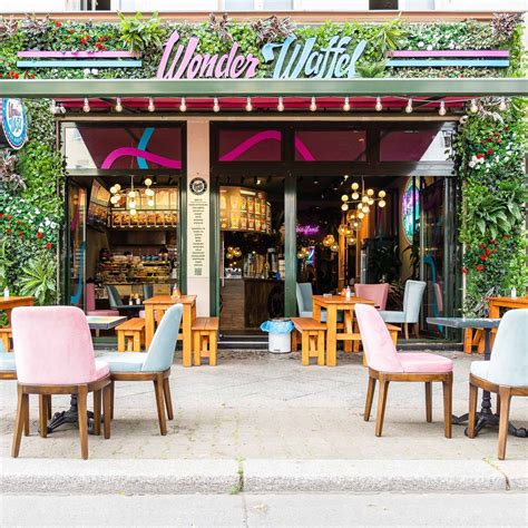Saisonale Angebote und sonnige Außenterrasse bei Wonder Waffel Göttingen