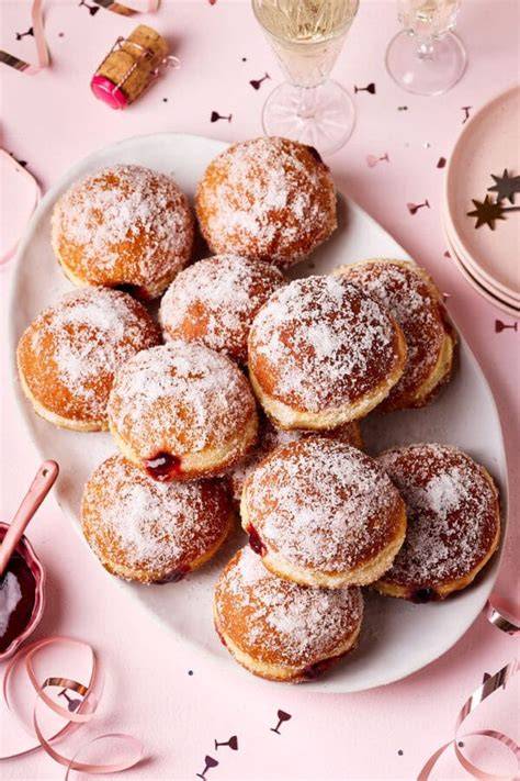 Saisonale Krapfen und Berliner auf einer Platte