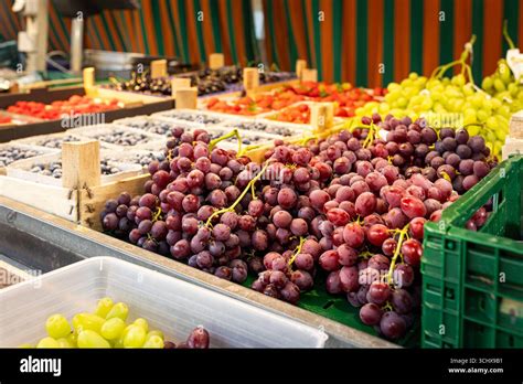 Saisonale Lebensmittel auf einem Marktstand, regional und frisch