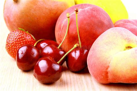 Saisonale Obstideen: Pfirsich, Zwetschge, Erdbeeren, Kirschen