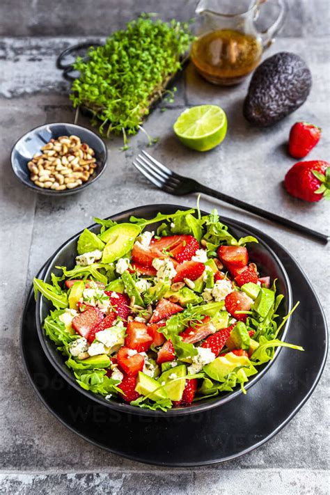 Salat mit Buddhas Hand Zesten, Avocado und Kresse