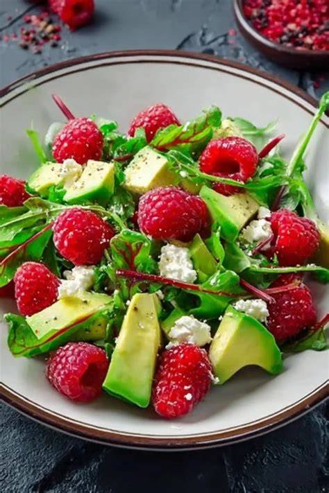 Salat mit Himbeeren, Avocado und gratiniertem Camembert