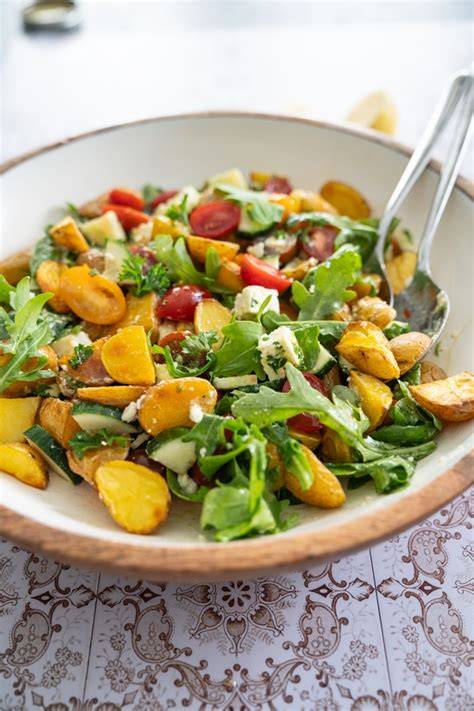 Salat mit Honig-Senf-Dressing und Räucherlachs