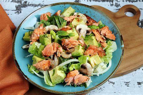 Salat mit Lachs, Feldsalat, Avocado und Dressing