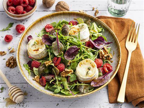 Salat mit Schokolade angerichtet: Blattsalat, Kürbis, Ziegenkäse, Blaubeeren und Schokodressing