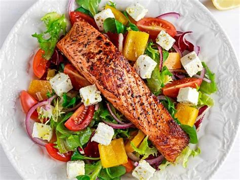 Salat mit gegrilltem Lachs und Honig-Senf-Marinade