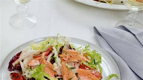 Salat mit geräucherter Lachsforelle und Honig-Dill-Senf-Dressing