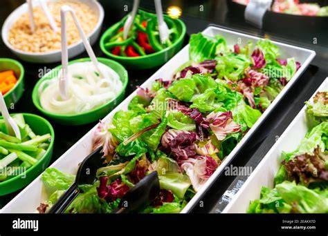 Salatbuffet und hausgemachtes Eis