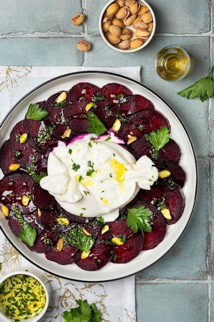 Salatschale: Spinat, gebackene Rote Bete, Karotten, Pistazien, Ricotta-Honig