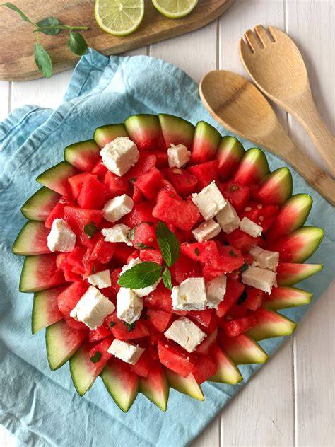 Salatservierung in ausgehöhlter Melonenschale, festlich angerichtet