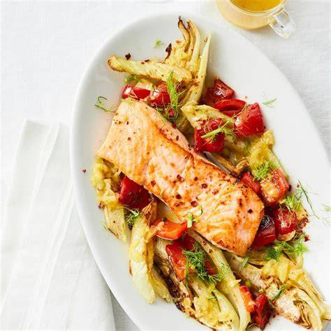 Salatvariation mit Honig-Senf-Dressing und gebratenem Lachs