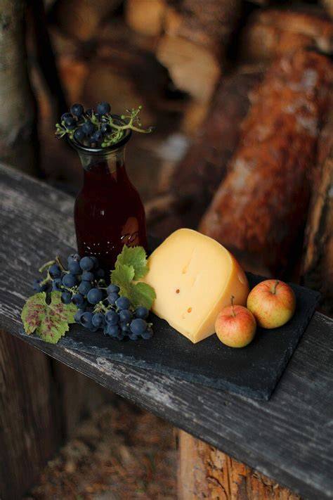 Salbeiblätter und Äpfel auf Holzbrett mit Marmeladengläsern