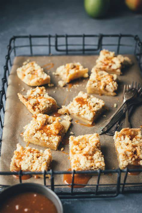 Salted Caramel Apple Pie Streusel Bars - Apfelkuchen mit Streuseln und Salzkaramell-Sauce