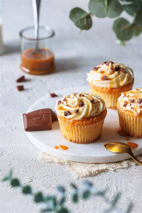 Salted Caramel Frosting auf Muffins mit Brezel-Dekoration