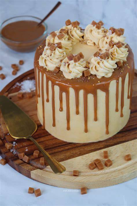 Salted Caramel Layer Cake mit Buttercreme, angeschnitten