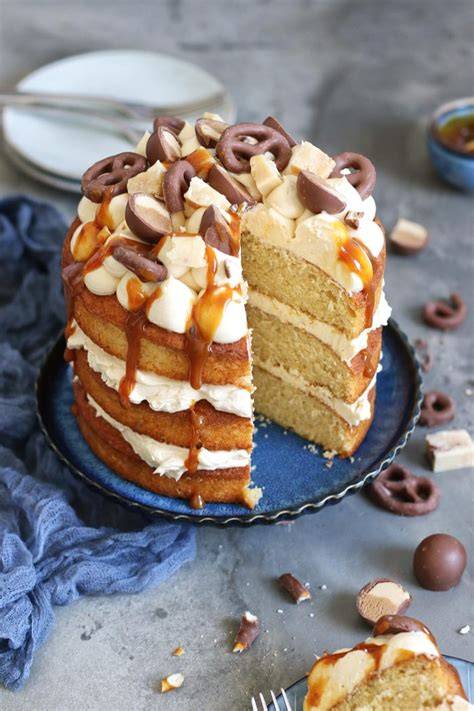 Salted Caramel Naked Cake mit Pralinen und Fudge