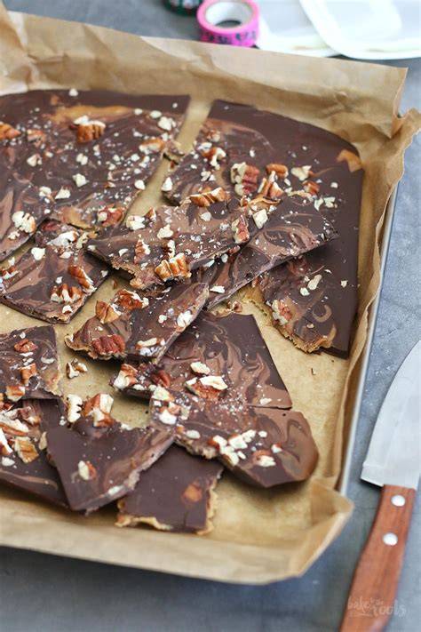 Salted Caramel Pecan Chocolate Bark auf Backpapier