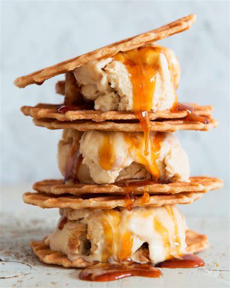 Salted Caramel auf Eis und Waffeln als Serviervorschläge