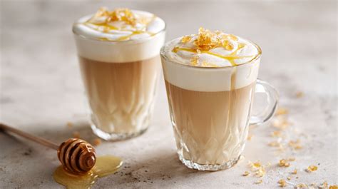 Salted Honey Latte in zwei Gläsern mit Milchschaum