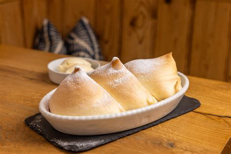 Salzburger Nockerl und verschneite Hausberge
