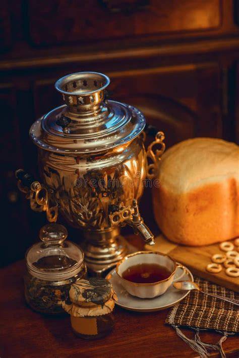 Samovar mit Tee und Gebäck