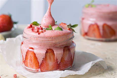 Samtiger Erdbeerschaum - Dessert in 10 Minuten