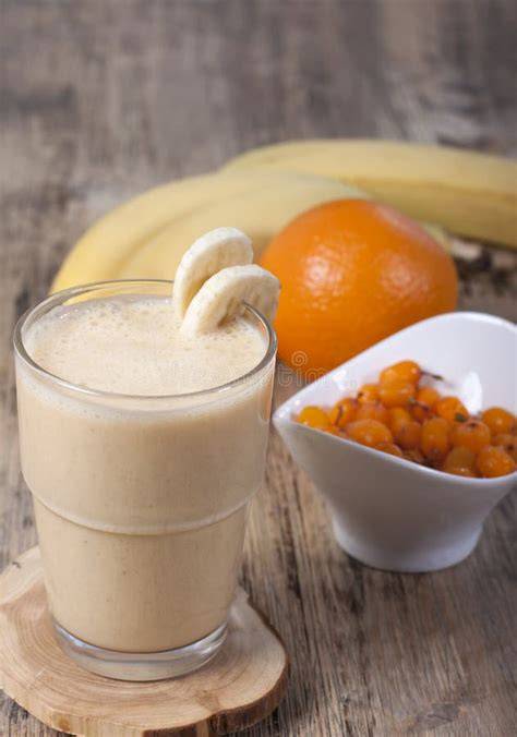 Sanddorn und Bananen auf Holztisch
