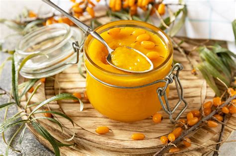 Sanddorn-Marmelade Gläser im Regal
