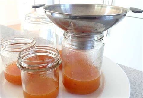 Sanddorn-Marmelade im Glas auf dem Frühstückstisch
