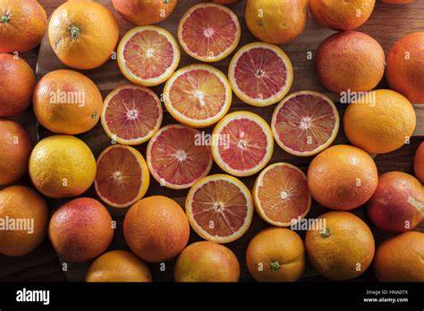 Sanddornbeeren und Orangen auf einem Holztisch