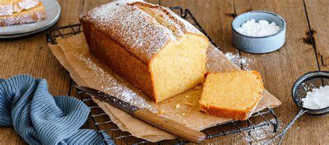 Sandkuchen auf Kuchenrost mit Puderzucker bestäubt