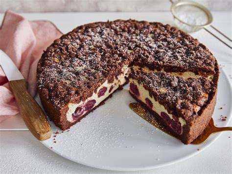 Sandkuchen in Variationen: Mit Nüssen, Schoko und Früchten dekoriert
