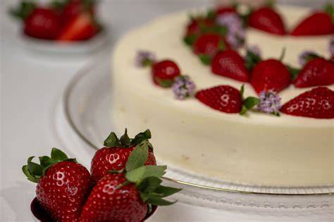Sandkuchenboden, Ricotta-Creme und halbierte Erdbeeren